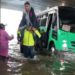 Policías capitalinos rescatan a pasajeros de camión inundado en Churubusco