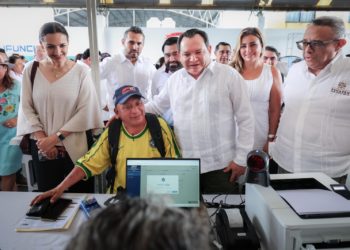 Gobernador Joaquín Díaz Mena inaugura Ventanilla Única Estatal Móvil en Kanasín