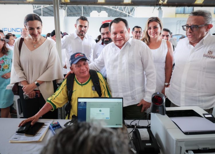 Gobernador Joaquín Díaz Mena inaugura Ventanilla Única Estatal Móvil en Kanasín