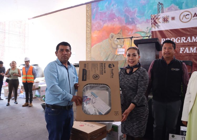 Entrega Imelda Cuéllar Cano apoyos de programa en beneficio de la economía familiar y el medio ambiente