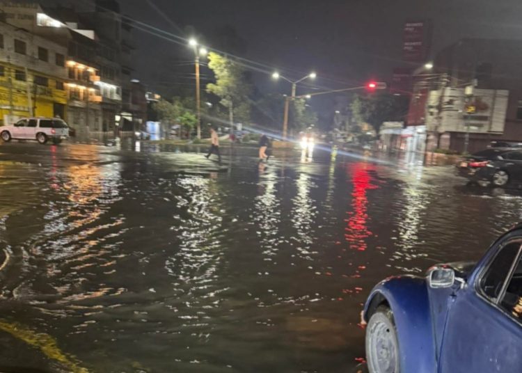 Tras 48 horas, siguen varias calles y casas bajo el agua en Nezahuacóyotl