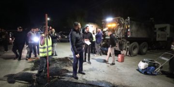 Supervisa alcalde de Ciudad Juárez trabajos de bacheo