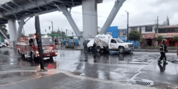 Pipa de gas choca en alcaldía Tláhuac y provoca fuga