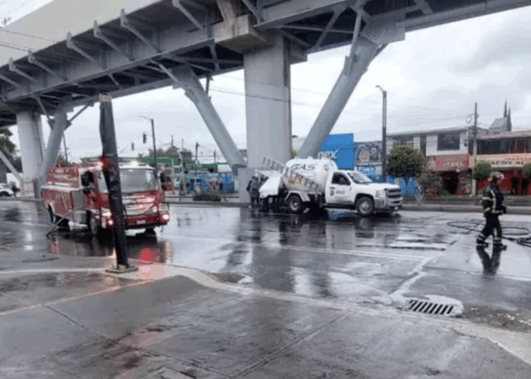 Pipa de gas choca en alcaldía Tláhuac y provoca fuga