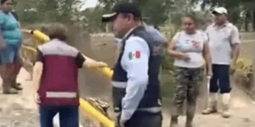 Entre lodo y gritos, corren a la alcaldesa de Álamo Temapache tras inundaciones