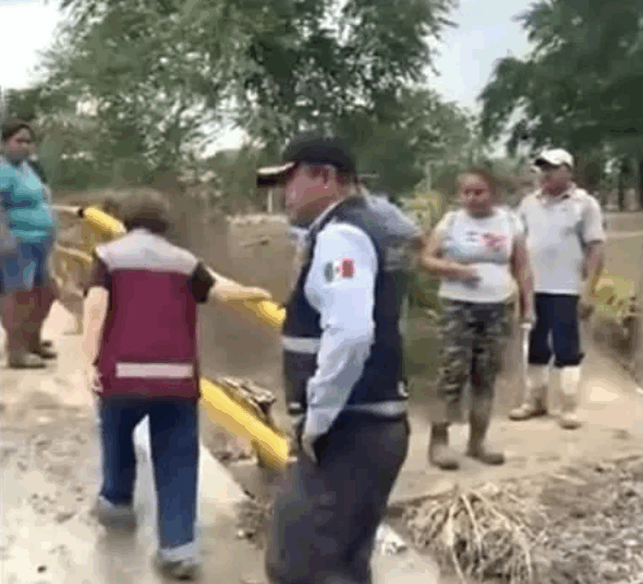 Entre lodo y gritos, corren a la alcaldesa de Álamo Temapache tras inundaciones