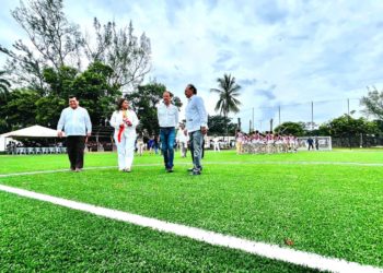Entrega alcalde Juan Manuel Unánue cancha de fútbol al CBTis 79