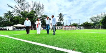 Entrega alcalde Juan Manuel Unánue cancha de fútbol al CBTis 79
