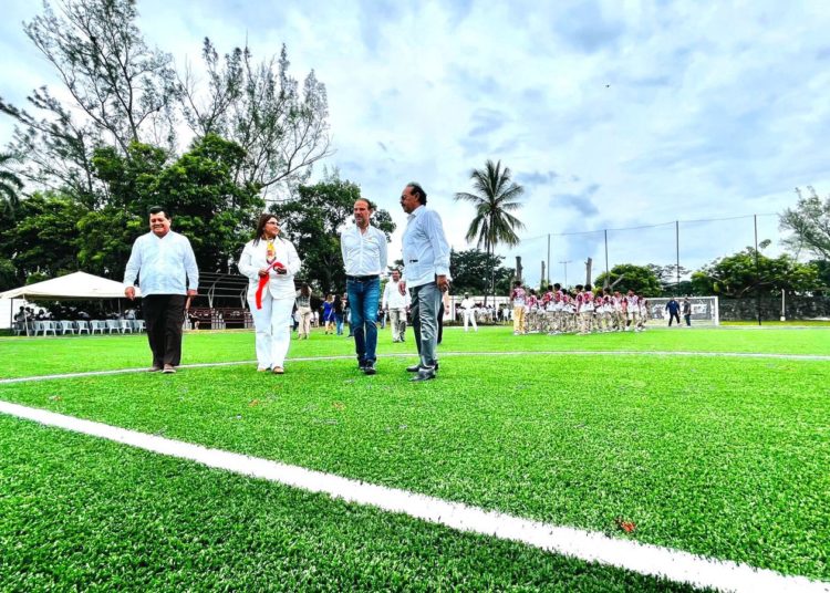 Entrega alcalde Juan Manuel Unánue cancha de fútbol al CBTis 79