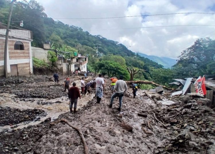 Permanecen incomunicados tres municipios de Puebla por los deslaves