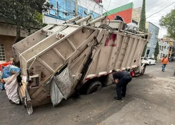 Se reabre socavón en la Cuauhtémoc y cae camión de basura