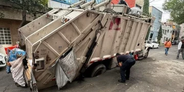 Se reabre socavón en la Cuauhtémoc y cae camión de basura