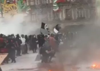 Encapuchados lanzan explosivo contra policías en protestas del 2 de octubre