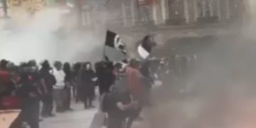 Encapuchados lanzan explosivo contra policías en protestas del 2 de octubre