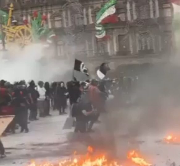 Encapuchados lanzan explosivo contra policías en protestas del 2 de octubre