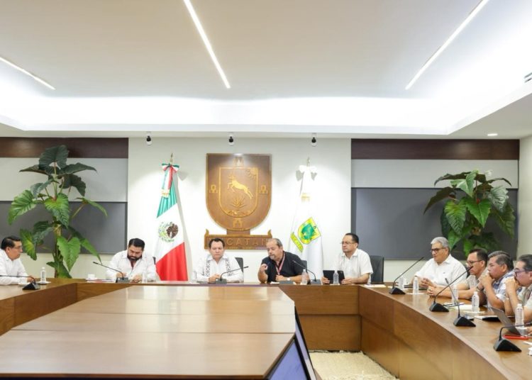 Gobernador Díaz Mena da seguimiento a temas del transporte público en reunión con la ATY