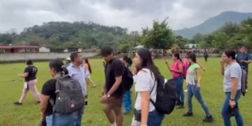 Rescatan vía aérea a los primeros 20 maestros varados en la Huasteca veracruzana