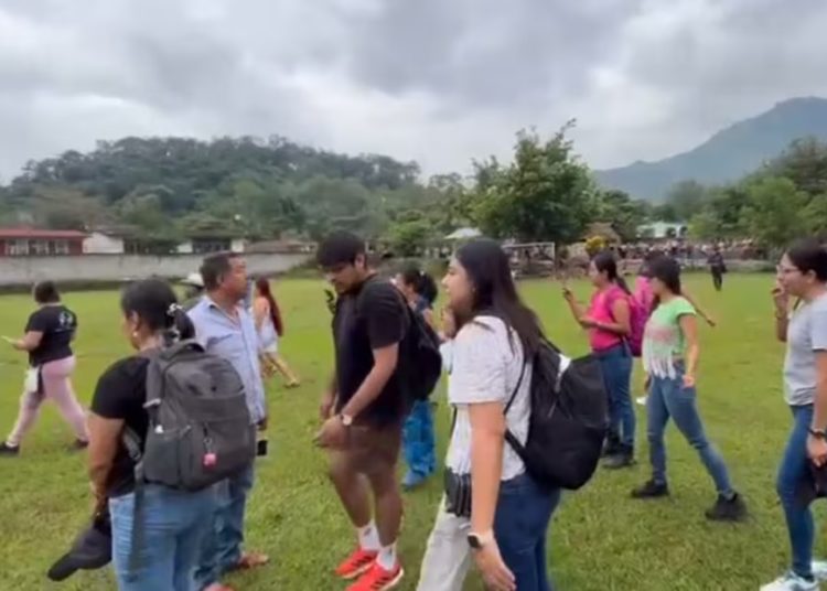Rescatan vía aérea a los primeros 20 maestros varados en la Huasteca veracruzana