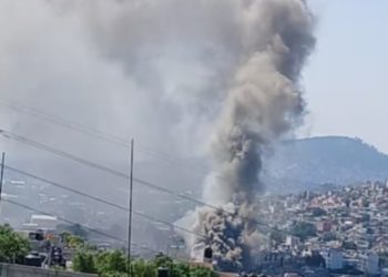 Bomberos de Ecatepec controlan incendio en fábrica de colchones