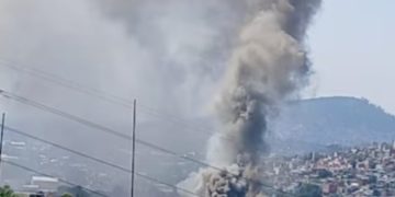Bomberos de Ecatepec controlan incendio en fábrica de colchones