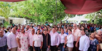 Gobernador Joaquín Díaz Mena entrega equipo de cómputo y uniformes al personal administrativo de la UPN