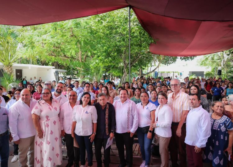 Gobernador Joaquín Díaz Mena entrega equipo de cómputo y uniformes al personal administrativo de la UPN