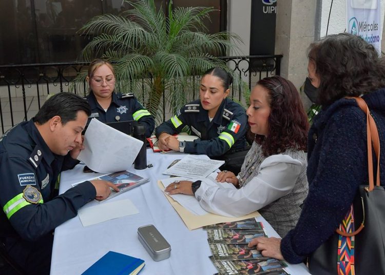 Vecinos de Atizapán de Zaragoza reciben atención personalizada durante el “miércoles ciudadano”