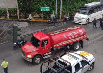 Pipa de la alcaldía Tlalpan embiste a dos motociclistas en la México-Cuernavaca