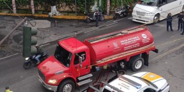 Pipa de la alcaldía Tlalpan embiste a dos motociclistas en la México-Cuernavaca