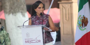 Alcaldesa de Apatzingán contrata a grupo de narcocorridos y hasta pide canción