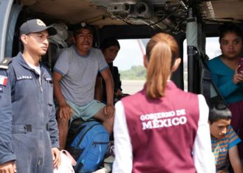 En Poza Rica, la presidenta Claudia Sheinbaum supervisa entrega de ayuda humanitaria y traslados médicos
