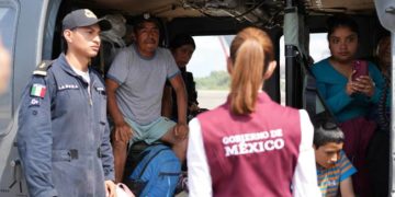 En Poza Rica, la presidenta Claudia Sheinbaum supervisa entrega de ayuda humanitaria y traslados médicos