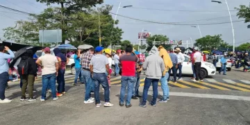 Maestros de la CNTE bloquean el aeropuerto Ángel Albino Corzo en Tuxtla Gutiérrez