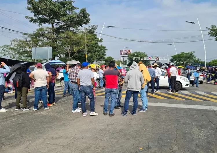 Maestros de la CNTE bloquean el aeropuerto Ángel Albino Corzo en Tuxtla Gutiérrez