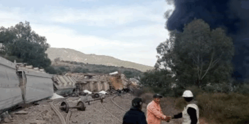 Tren que transportaba alcohol etílico se descarrila y explota en Tepetitlán, Hidalgo