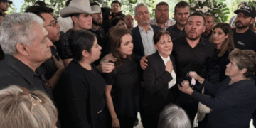 ‘¡Fuera!’, ¡Asesino! gritan al gobernador Bedolla en velorio de Carlos Manzo