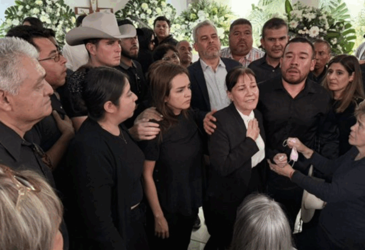 ‘¡Fuera!’, ¡Asesino! gritan al gobernador Bedolla en velorio de Carlos Manzo