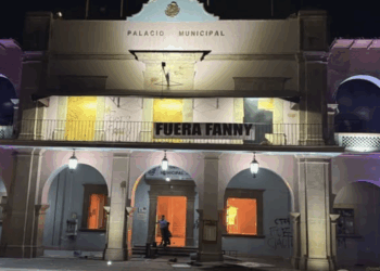 Manifestantes incendian Palacio de Gobierno de Apatzingán en protesta por asesinatos de Carlos Manzo y Bernardo Bravo