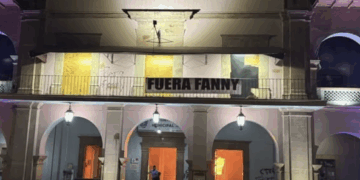 Manifestantes incendian Palacio de Gobierno de Apatzingán en protesta por asesinatos de Carlos Manzo y Bernardo Bravo