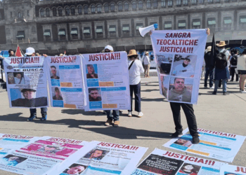 Cantan el Himno Nacional en Zócalo tras marcha contra la violencia