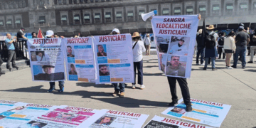 Cantan el Himno Nacional en Zócalo tras marcha contra la violencia