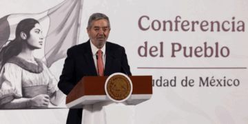 Canciller De la Fuente pide licencia médica indefinida