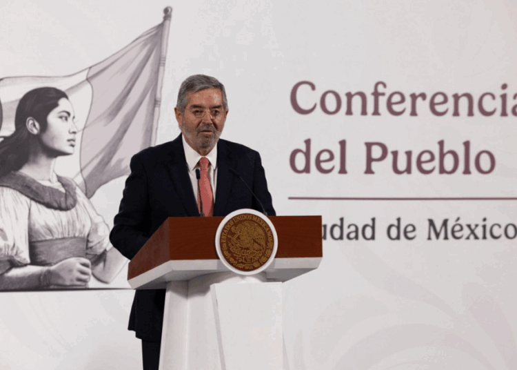 Canciller De la Fuente pide licencia médica indefinida