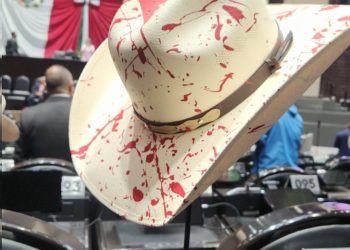 Con sombreros “ensangrentados” y veladoras, diputados del PAN y PRI recuerdan a Carlos Manzo