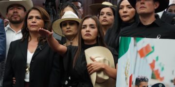 Grecia Quiroz rinde protesta como alcaldesa de Uruapan, tras asesinato de su esposo, Carlos Manzo