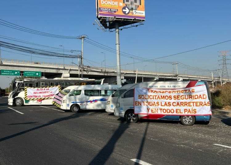 Campesinos y transportistas paralizan principales accesos viales