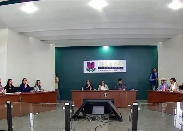 Arropa Cabildo de Uruapan a Grecia Quiroz en su primera sesión