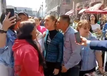 Hombre acosa a Sheinbaum cuando caminaba en Centro Histórico