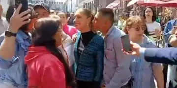 Hombre acosa a Sheinbaum cuando caminaba en Centro Histórico