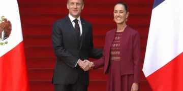 Recibe Sheinbaum a Macron en Palacio Nacional